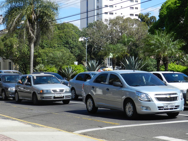 Carros placa final 8 devem ser licenciados até o fim do mês Garça