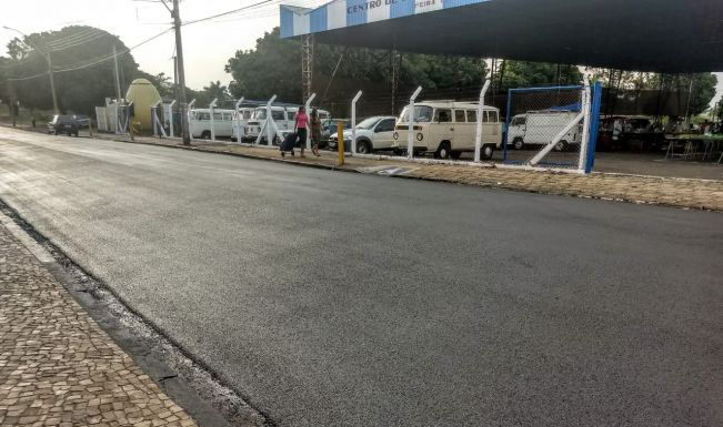 Rua Armando de Sales Oliveira, em frente à feira livre, recebe