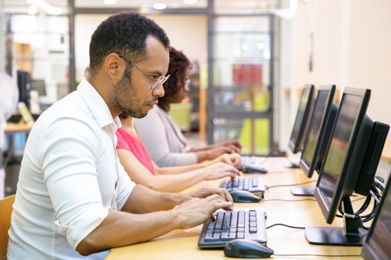 Governo de SP oferece curso gratuito em parceria com o Google Cloud: são 2,5 mil vagasPodem participar residentes do estado de SP maiores de 18 anos; candidatos deverão realizar testes classificatórios após efetivar a inscrição  