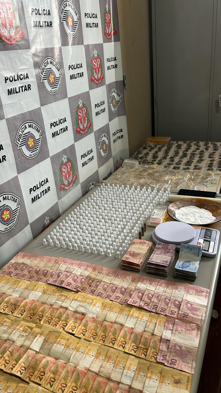 A Polícia Militar descobre casa usada para venda de drogas em Garça