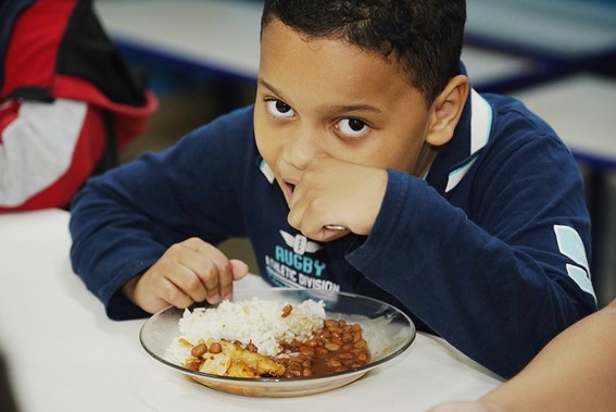 Rede estadual oferece almoço nas escolas no interior de SP durante o período de férias: escolas em Garça participam da ação